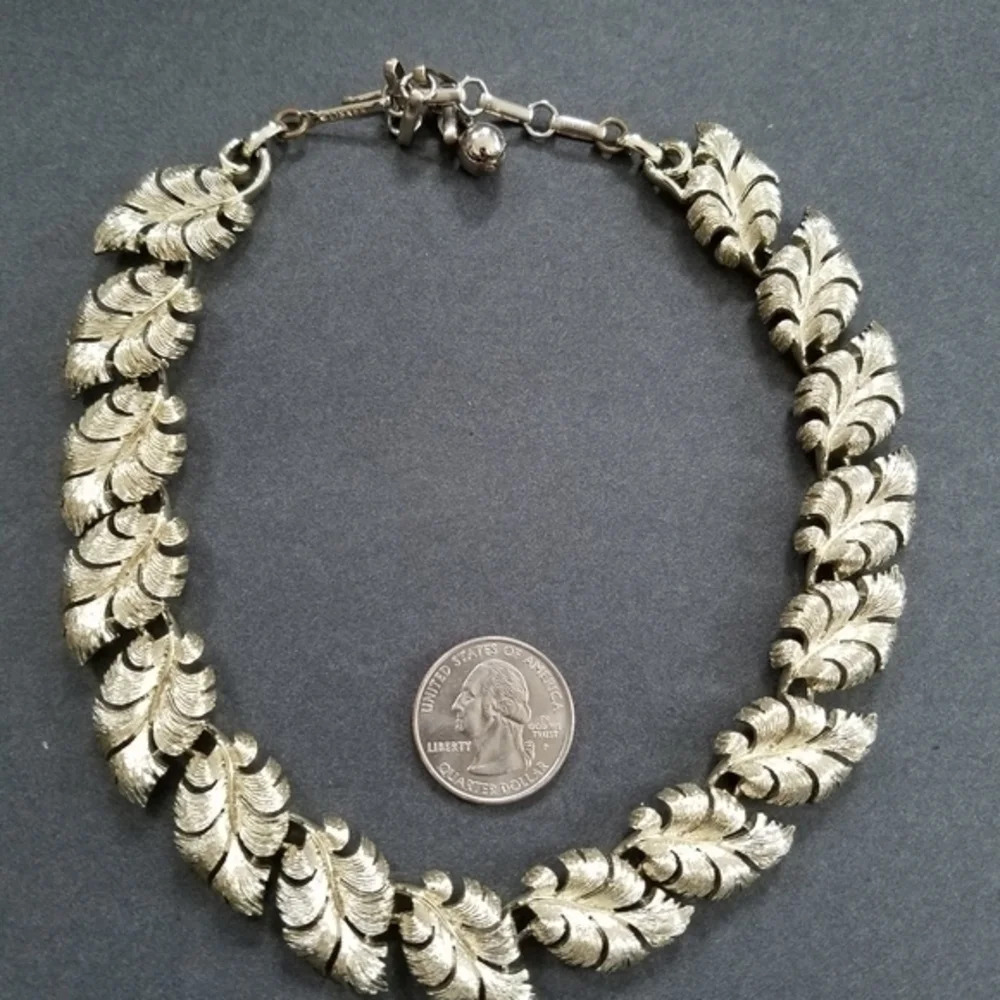Vintage Lisner Intricately Crafted Leaves Choker in Silvertone - Picture 6 of 10